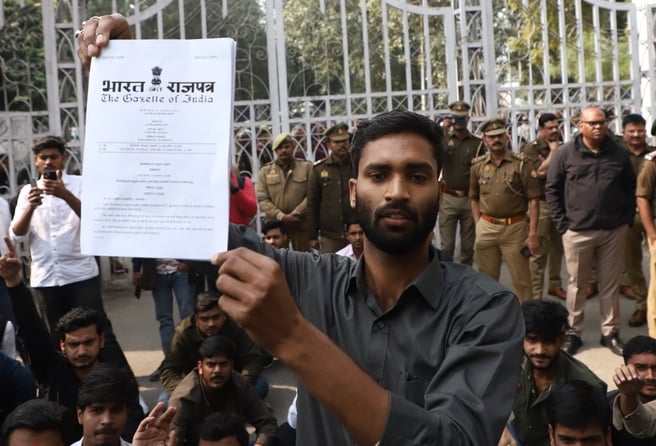 यूजीसी की नई गाइडलाइन के विरोध में लखनऊ विश्वविद्यालय के गेट पर प्रदर्शन करते छात्र। 