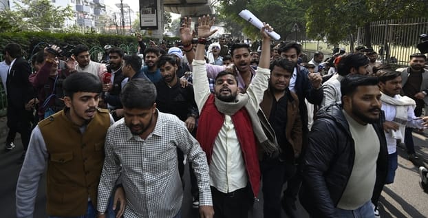 यूजीसी की नई गाइडलाइन के विरोध में लखनऊ विश्वविद्यालय के गेट पर प्रदर्शन करते छात्र। 