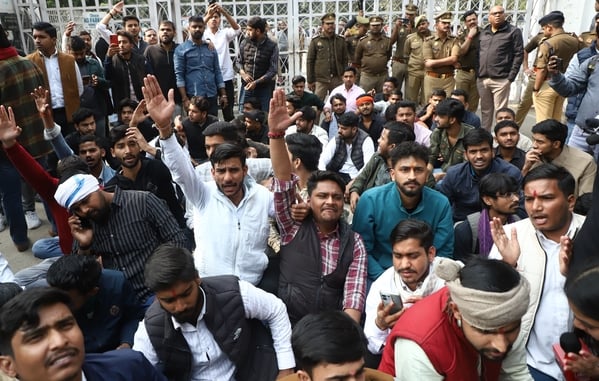 यूजीसी की नई गाइडलाइन के विरोध में लखनऊ विश्वविद्यालय के गेट पर प्रदर्शन करते छात्र। 