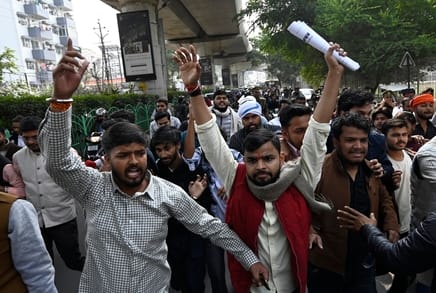 यूजीसी की नई गाइडलाइन के विरोध में लखनऊ विश्वविद्यालय के गेट पर प्रदर्शन करते छात्र। 