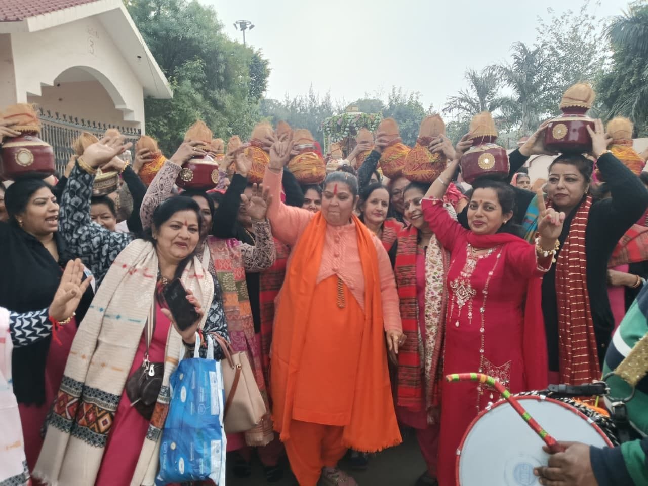 10...संकट मोचन मंदिर के वार्षिकोत्सव के अवसर पर निकाली कलश यात्रा में श्रद्धालुओं को आशीर्वाद द 10...संकट मोचन मंदिर के वार्षिकोत्सव के अवसर पर निकाली कलश यात्रा में श्रद्धालुओं को आशीर्वाद द