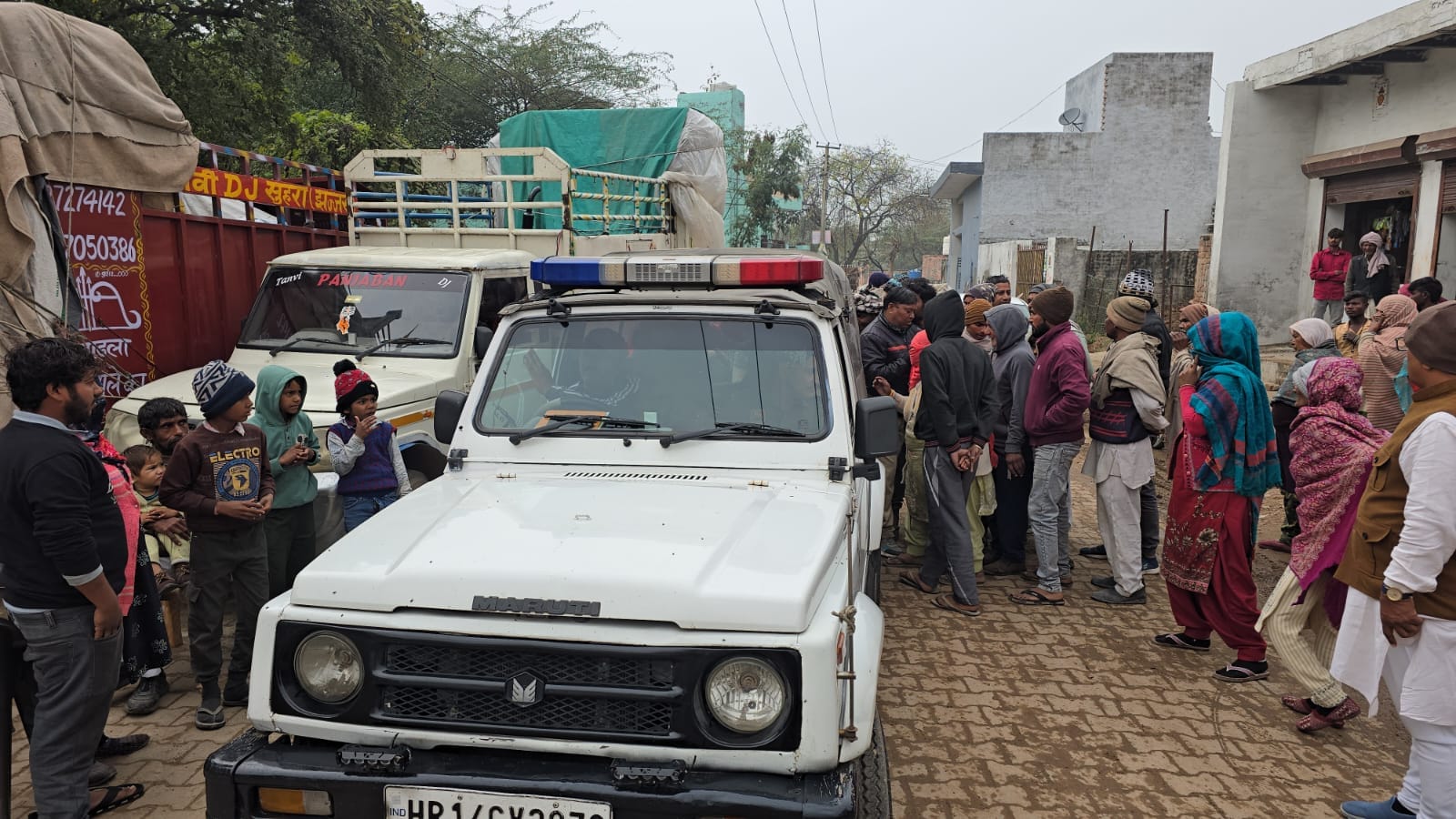 28jjrp16- सुरहा गांव में आरोपियों को लेकर जाती पुलिस। संवाद 28jjrp16- सुरहा गांव में आरोपियों को लेकर जाती पुलिस। संवाद