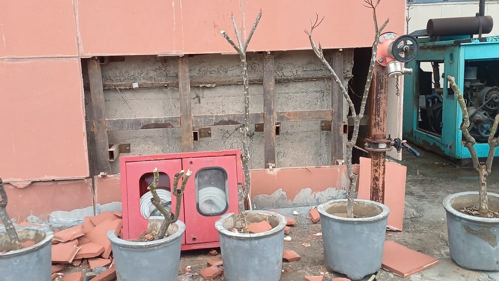 अंबाला छावनी में उपमंडल भवन की दीवार से गिरे पत्थर। संवाद