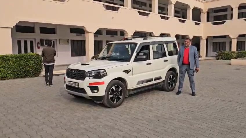 बच्चों को स्कूल से घर लेजाने के लिए पहुंचे अभिभावक। संवाद