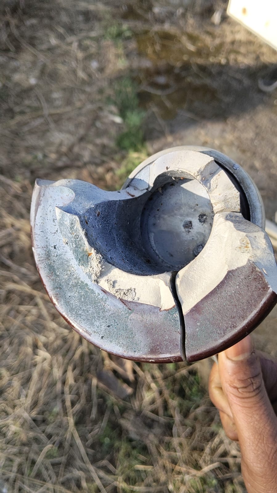 बनाल में बिजली खंभे की मरम्मत करते बिजली कर्मी। स्रोत : बिजली बोर्ड