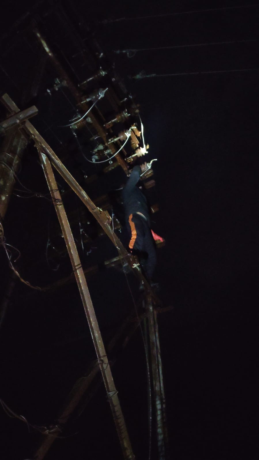 बनाल में बिजली खंभे की मरम्मत करते बिजली कर्मी। स्रोत : बिजली बोर्ड