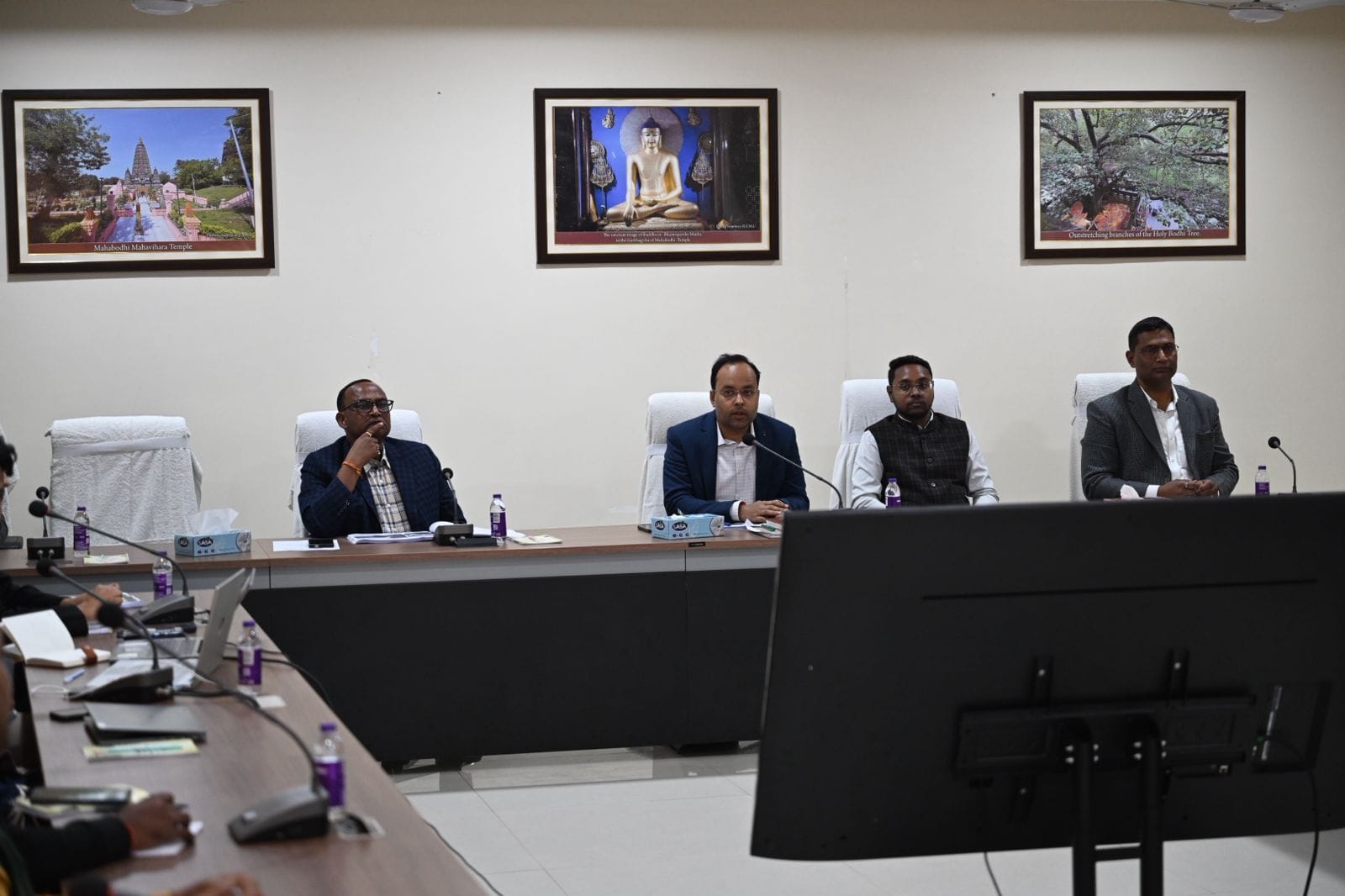 बोधगया के बीटीएमसी सभागार में बैठक करते डीएम शशांक शुभंकर व अन्य