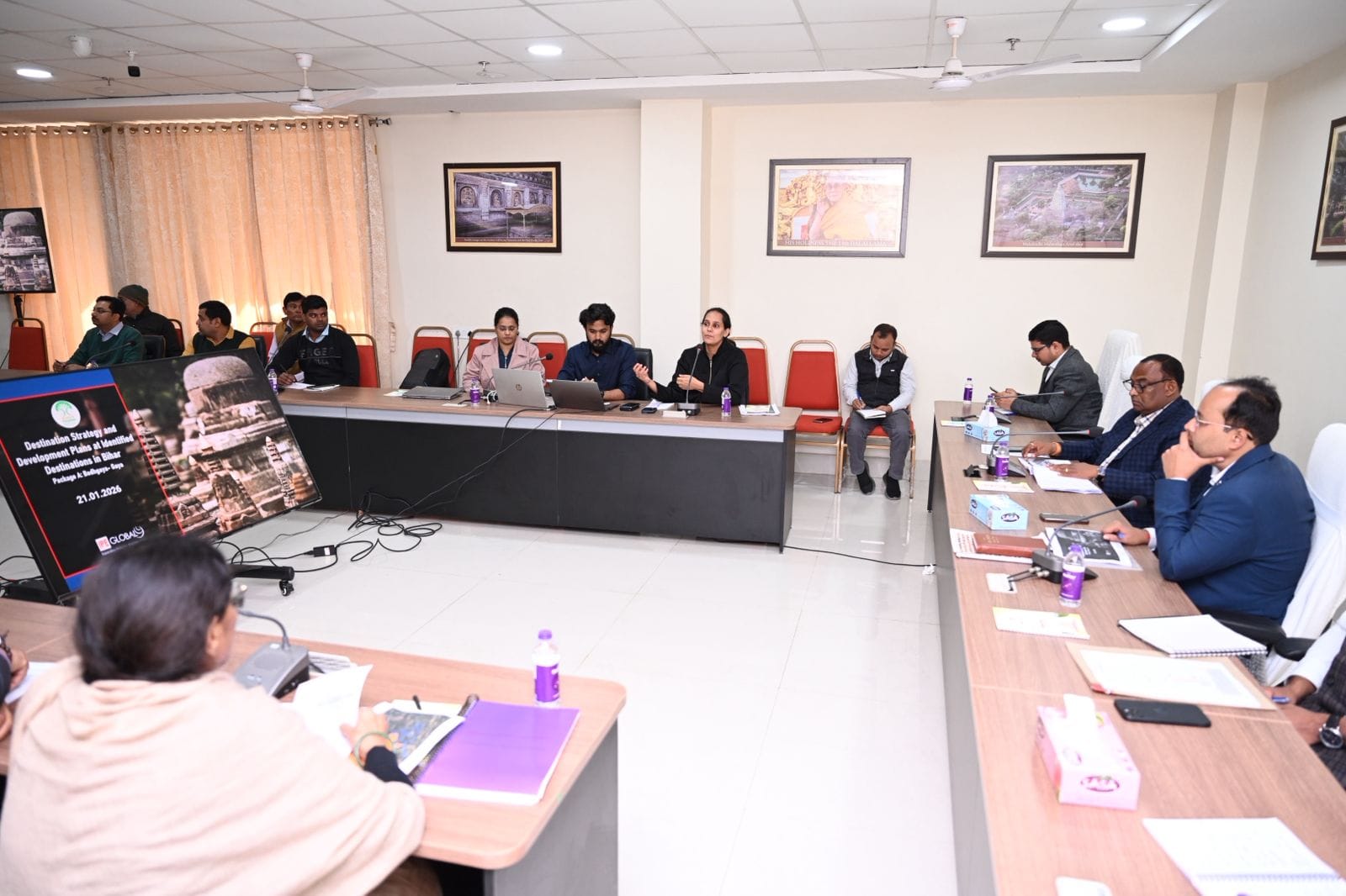 बोधगया के बीटीएमसी सभागार में बैठक करते डीएम शशांक शुभंकर व अन्य