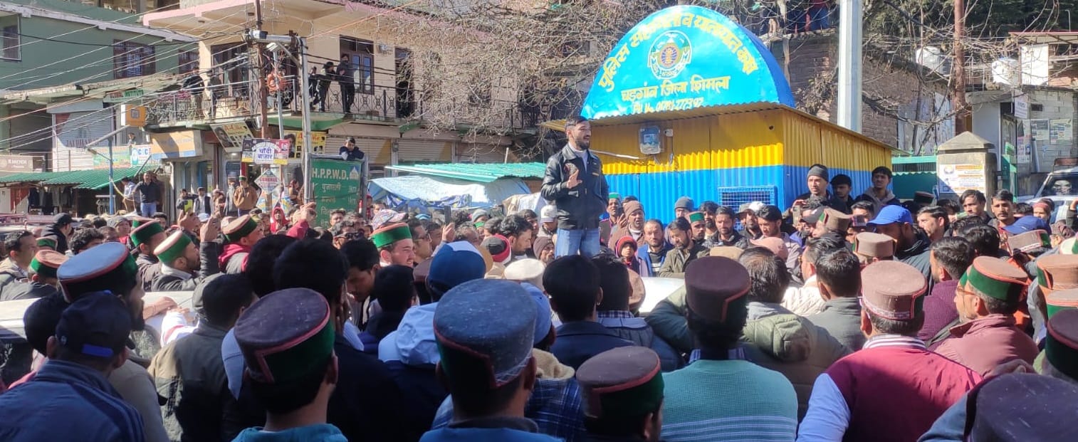 चिड़गांव में चिट्टे के खिलाफ प्रर्दशन के दौरान सड़क पर चक्का जाम। संवाद चिड़गांव में चिट्टे के खिलाफ प्रर्दशन के दौरान सड़क पर चक्का जाम। संवाद