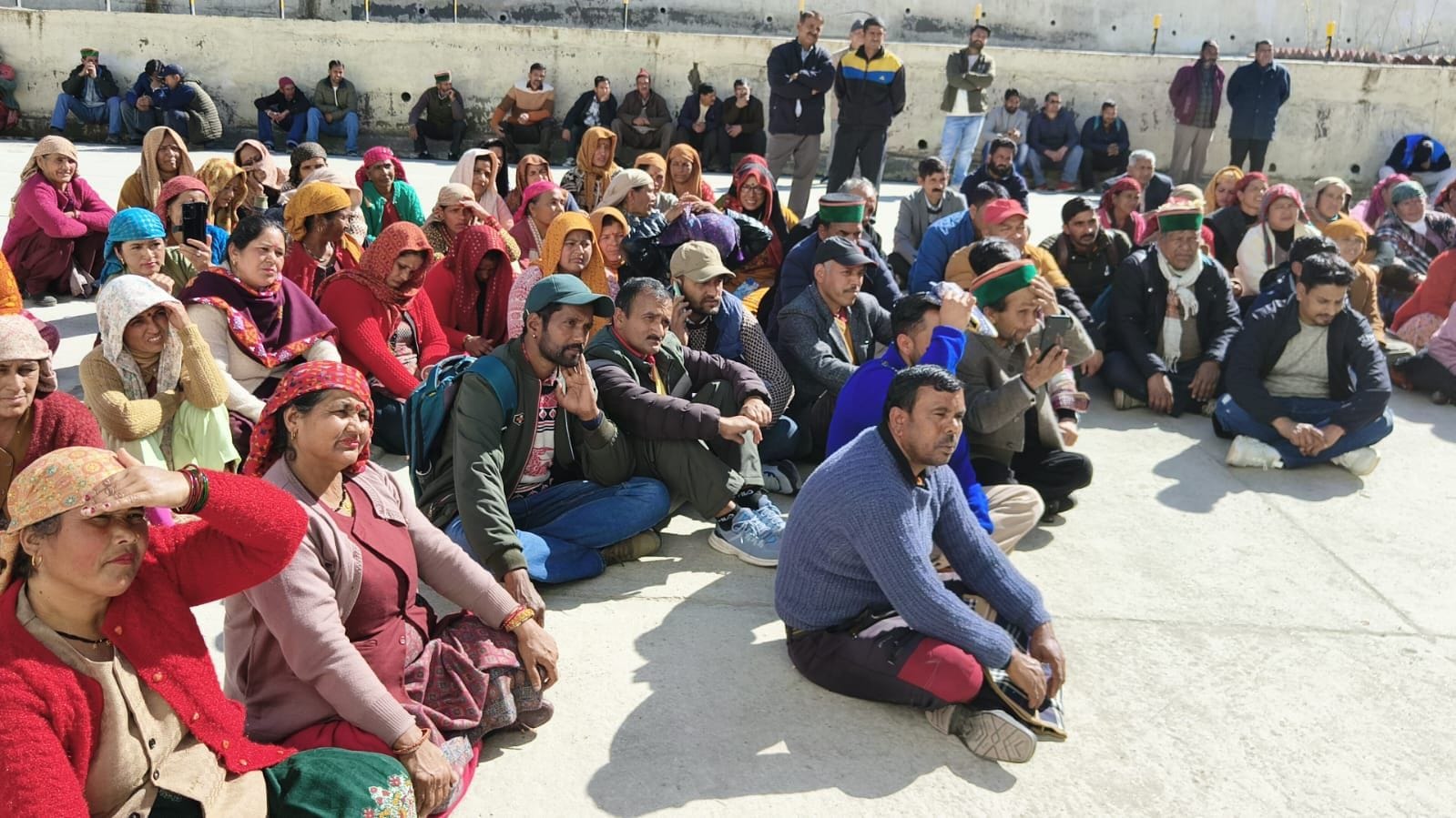 छह दिन से दूध की खरीद न होने को लेकर दत्तनगर में प्रदर्शन करते दुग्ध उत्पादक। संवाद छह दिन से दूध की खरीद न होने को लेकर दत्तनगर में प्रदर्शन करते दुग्ध उत्पादक। संवाद