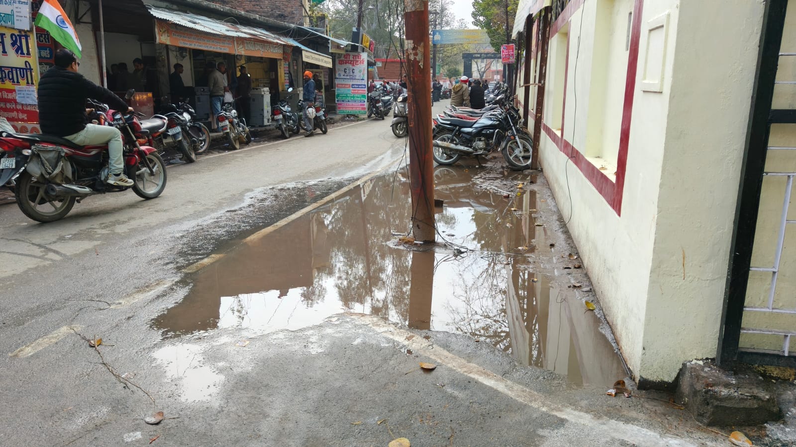 फोटो - 03 बारिश होने से खेत में लहलहाती गेहूं की फसल। संवाद फोटो - 03 बारिश होने से खेत में लहलहाती गेहूं की फसल। संवाद