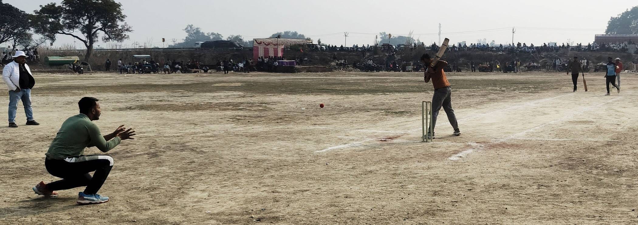 फोटो-14-बल्लेबाज आलोक को मैन आफ द मैच का पुरस्कार देते अतिथि। संवाद