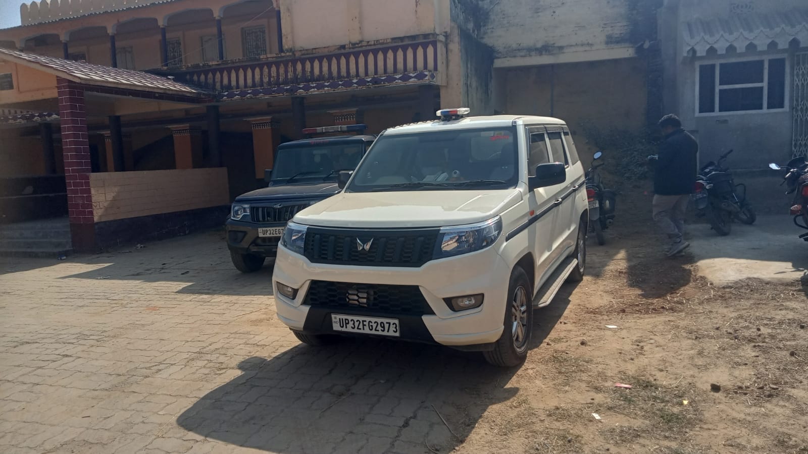 गगन सिंह के घर पर छापेमारी करते टीम