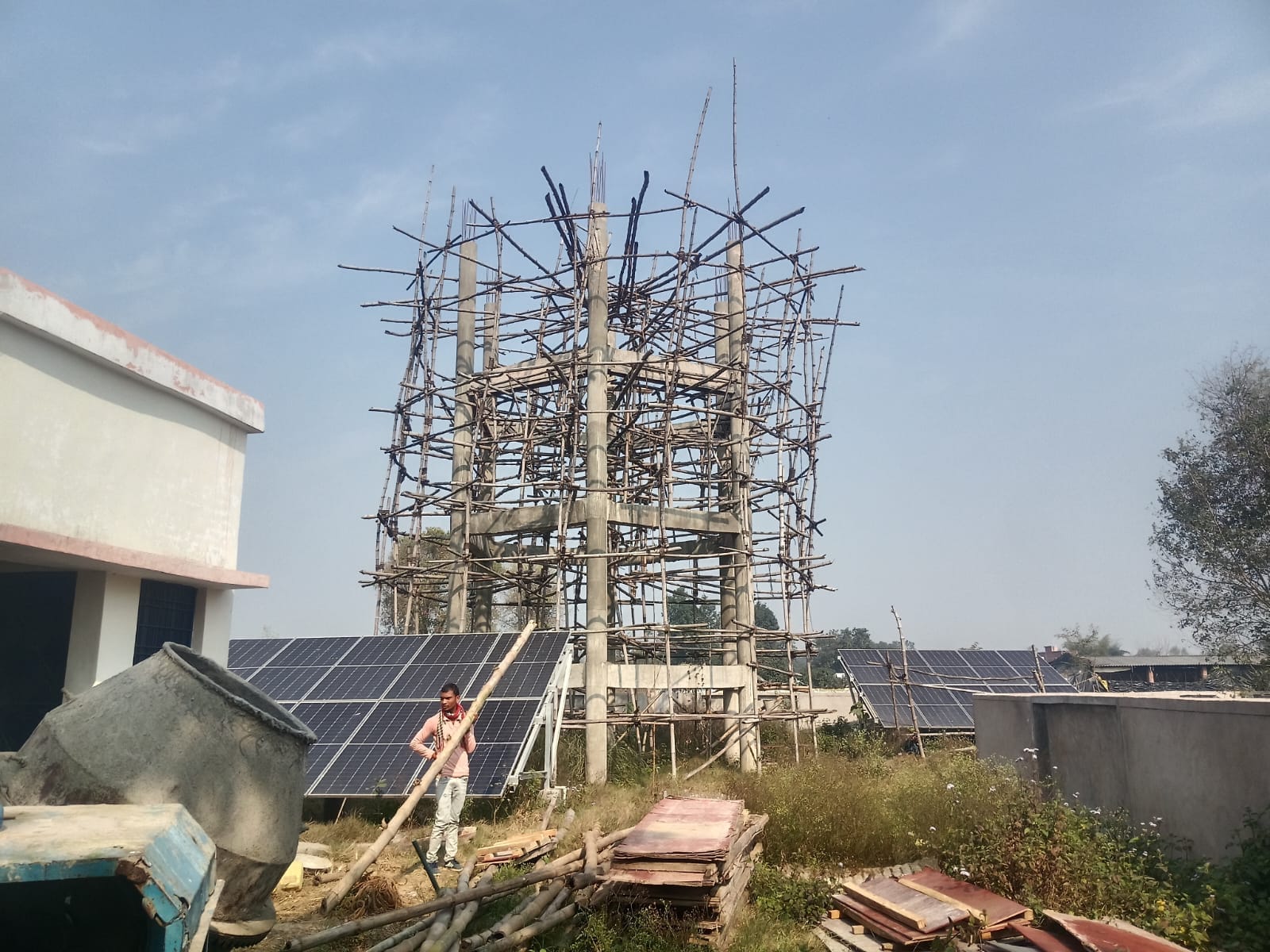 ग्राम तिलकपुर में बनी पानी टंकी