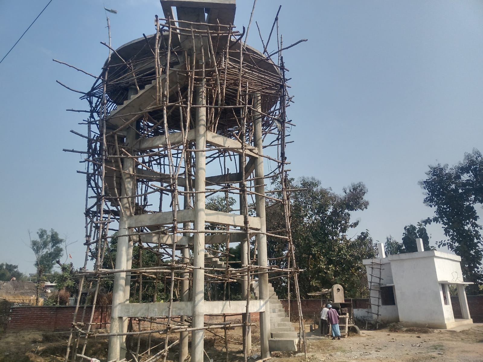 ग्राम तिलकपुर में बनी पानी टंकी