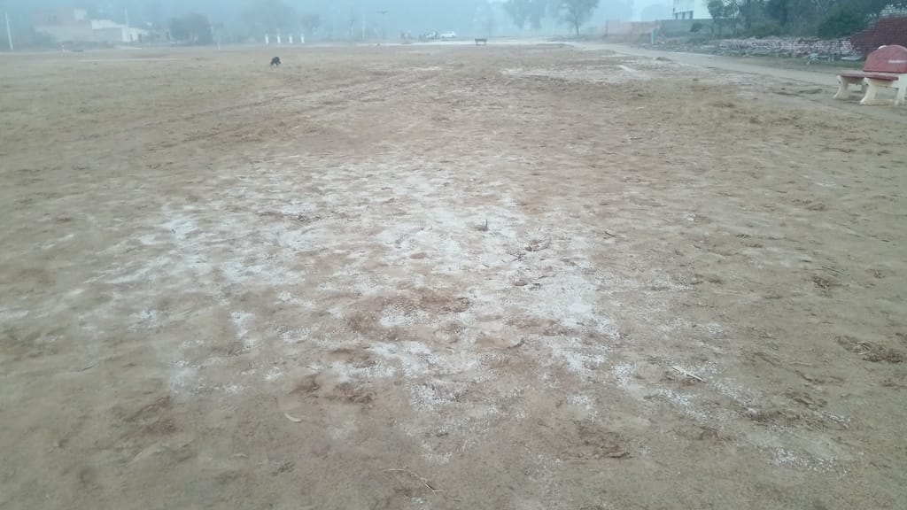 गांव बनमंदाेरी के खेल मैदान के साथ लगती स्कूल की टूटी हुई दीवार। संवाद