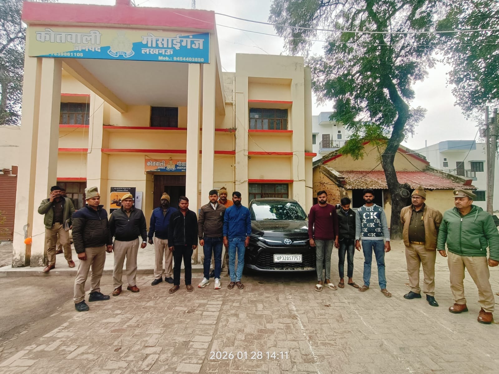 घायल रवि व पुलिस की गिरफ्त में आरोपी। घायल रवि व पुलिस की गिरफ्त में आरोपी।