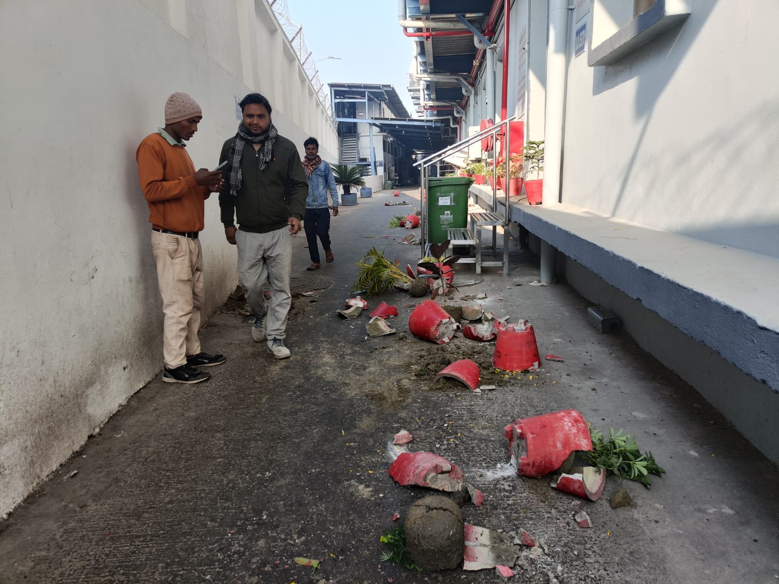 हंगामा करते हुए लोग आगजनी