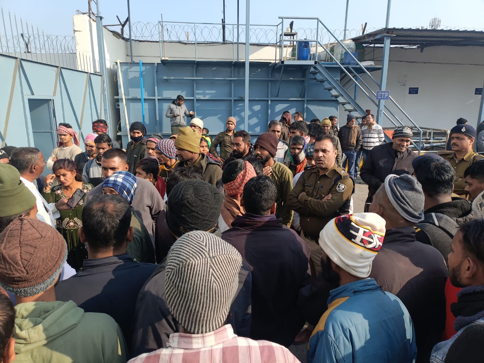 हंगामा करते हुए लोग आगजनी