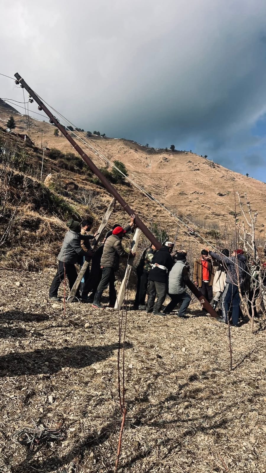हिमपात के बाद बहाल हुआ चौपाल से शिमला मार्ग। संवाद हिमपात के बाद बहाल हुआ चौपाल से शिमला मार्ग। संवाद