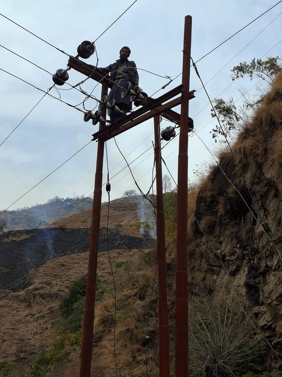 हिमपात के बाद बहाल हुआ चौपाल से शिमला मार्ग। संवाद हिमपात के बाद बहाल हुआ चौपाल से शिमला मार्ग। संवाद