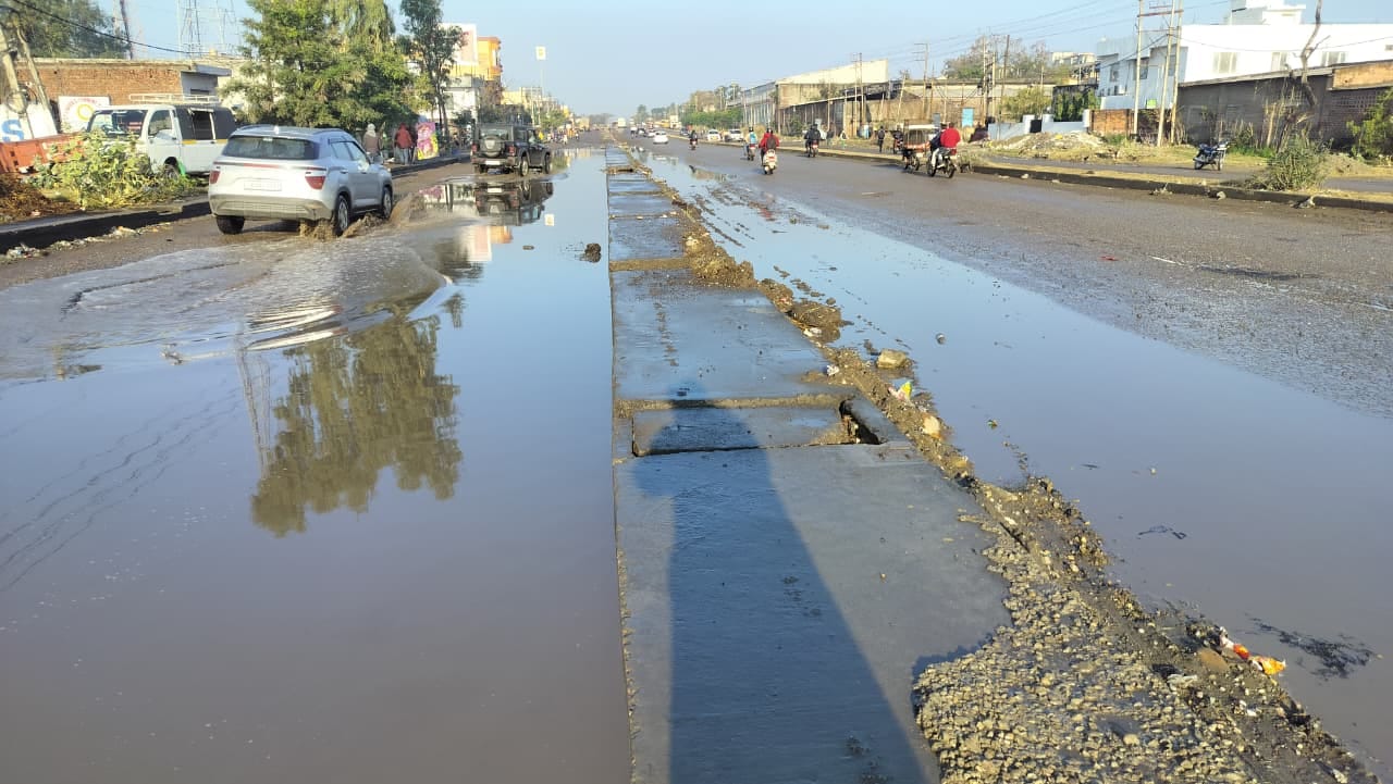 हटली मोड़ में खस्ताहाल हाइवे। संवाद