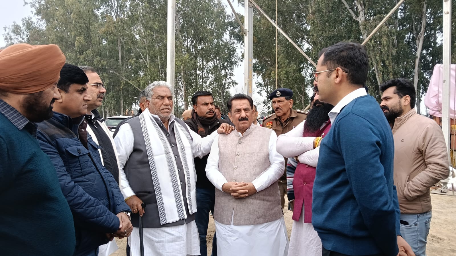 कुरुक्षेत्र। समारोह स्थल का निरीक्षण करने के दौरान अधिकारियों से चर्चा करते विकास एवं पंचायत म