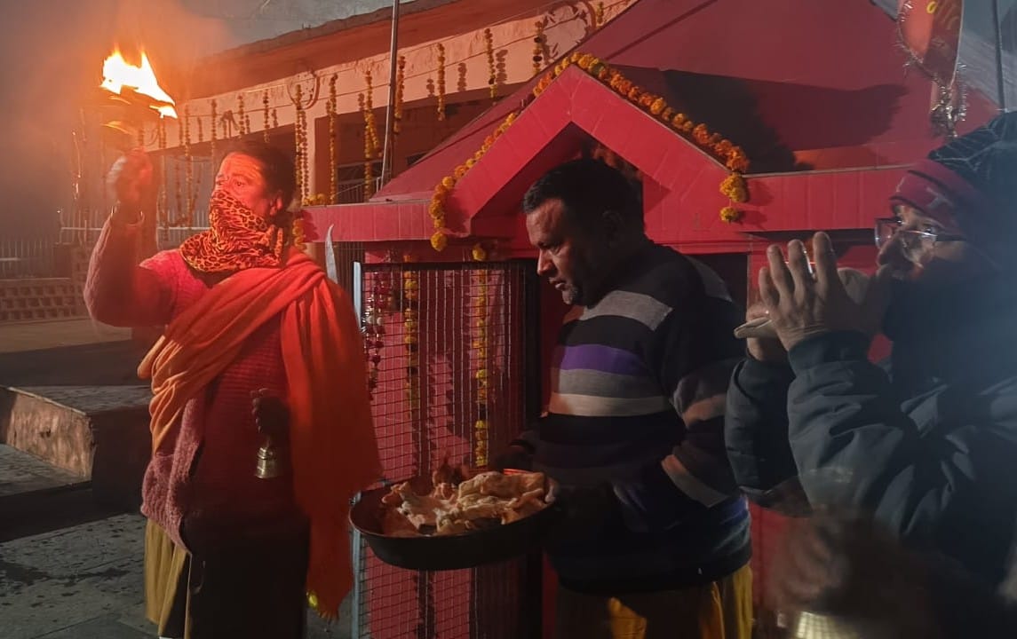 कर्णप्रयाग के सिमली में श्री राज राजेश्वरी चंडिका मंदिर के कपाटोद्घाटन में मौजूद श्रद्धालु। स्र कर्णप्रयाग के सिमली में श्री राज राजेश्वरी चंडिका मंदिर के कपाटोद्घाटन में मौजूद श्रद्धालु। स्र