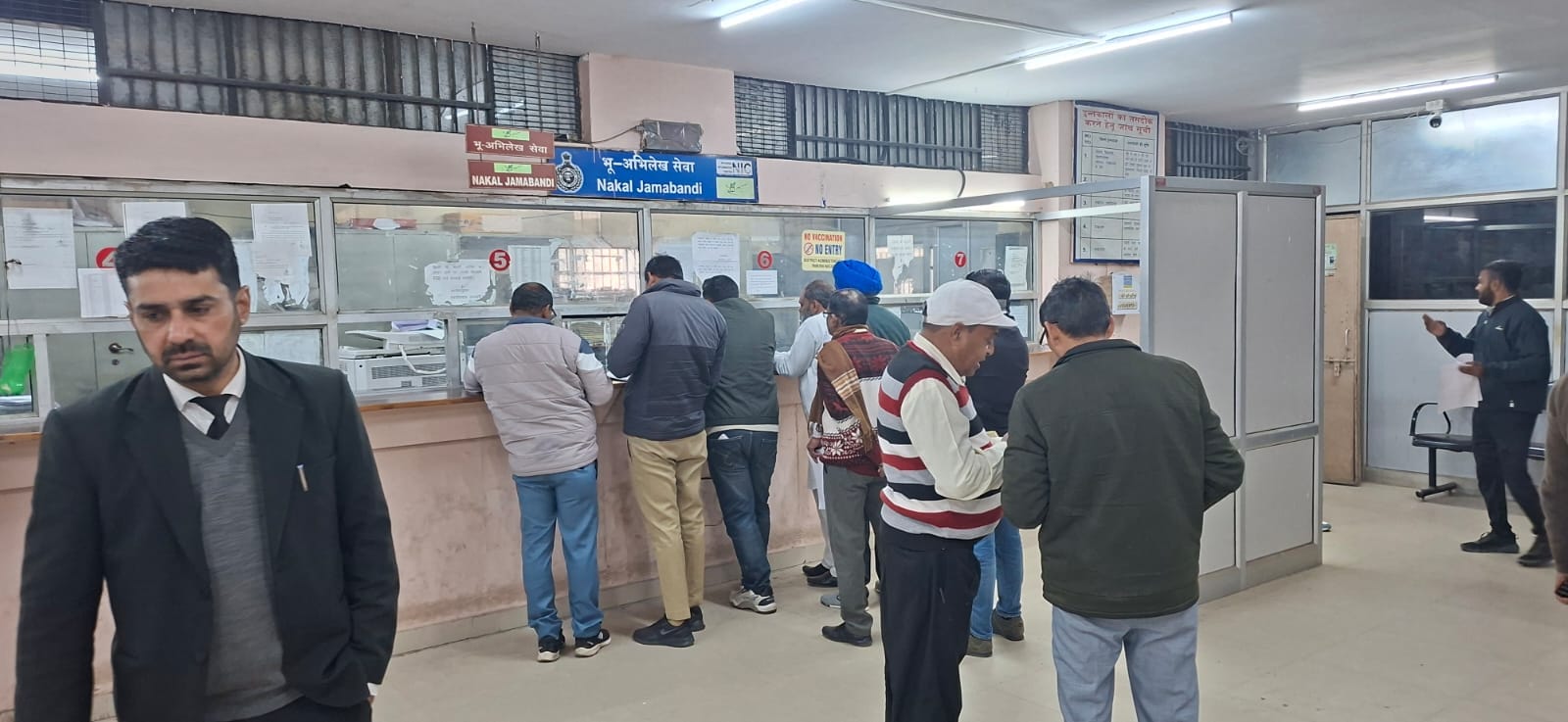 लोगों की उपस्थिति कम होने से खाली जगाधरी तहसील कार्यालय। संवाद