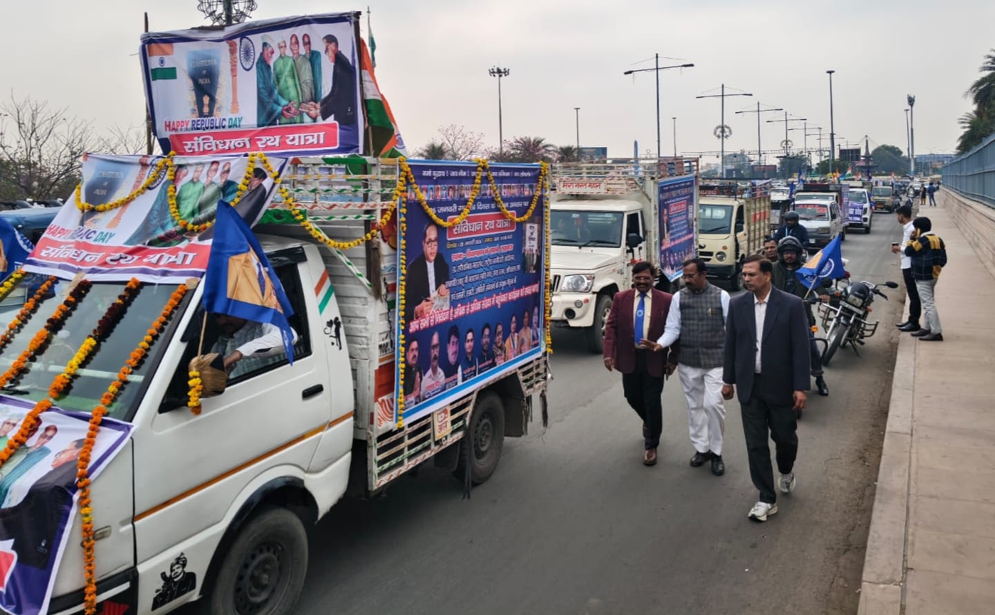 लोकपाल विश्वनथ जैसवार और पीसी कुरील ने बुधवार को 75 संविधान रथों को रवाना किया। लोकपाल विश्वनथ जैसवार और पीसी कुरील ने बुधवार को 75 संविधान रथों को रवाना किया।