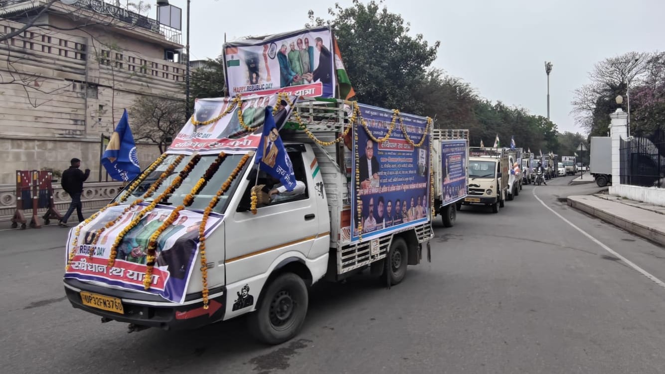 लोकपाल विश्वनथ जैसवार और पीसी कुरील ने बुधवार को 75 संविधान रथों को रवाना किया। लोकपाल विश्वनथ जैसवार और पीसी कुरील ने बुधवार को 75 संविधान रथों को रवाना किया।