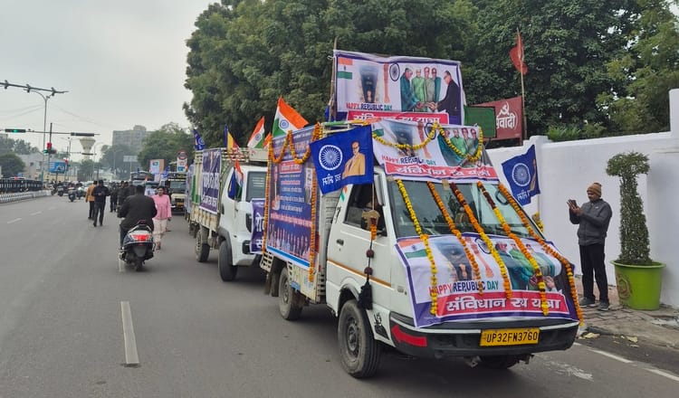 लोकपाल विश्वनथ जैसवार और पीसी कुरील ने बुधवार को 75 संविधान रथों को रवाना किया। लोकपाल विश्वनथ जैसवार और पीसी कुरील ने बुधवार को 75 संविधान रथों को रवाना किया।