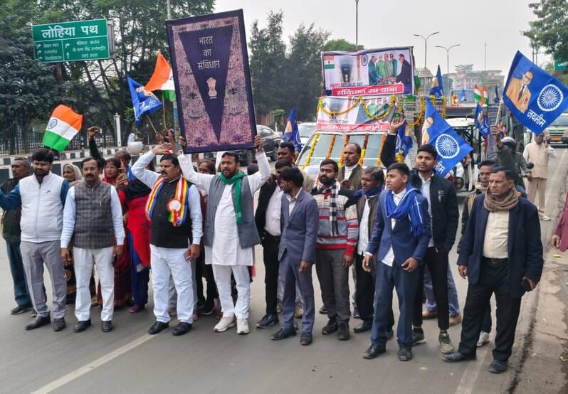 लोकपाल विश्वनथ जैसवार और पीसी कुरील ने बुधवार को 75 संविधान रथों को रवाना किया। लोकपाल विश्वनथ जैसवार और पीसी कुरील ने बुधवार को 75 संविधान रथों को रवाना किया।