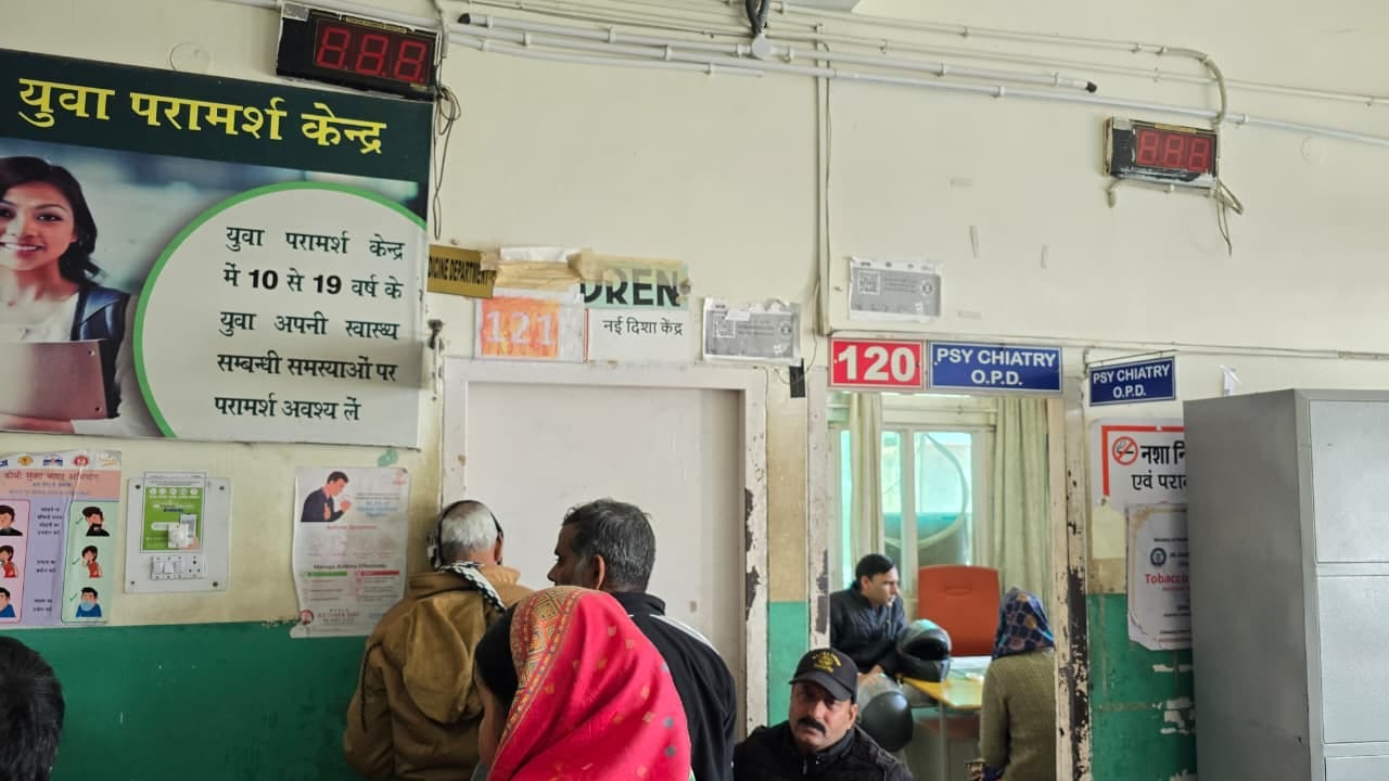 मेडिकल कॉलेज हमीरपुर में स्वास्थ्य लाभ के लिए कतारों में लगे मरीज। संवाद