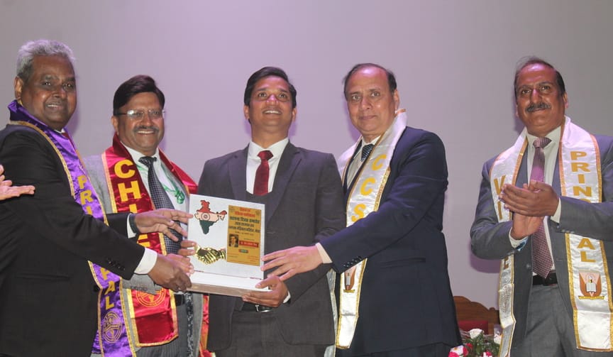 मेडिकल कालेज में दीक्षांत समारोह के दौरान छात्रा को डाक्टर की उपाधि देते मुख्य अतिथि डा राके