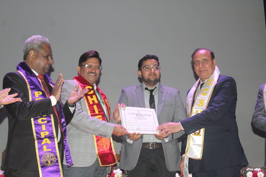 मेडिकल कालेज में दीक्षांत समारोह के दौरान छात्रा को डाक्टर की उपाधि देते मुख्य अतिथि डा राके