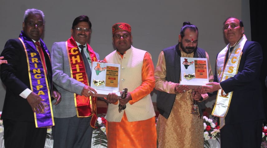 मेडिकल कालेज में दीक्षांत समारोह के दौरान छात्रा को डाक्टर की उपाधि देते मुख्य अतिथि डा राके