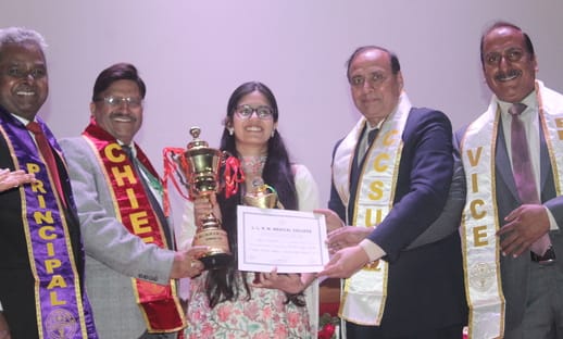 मेडिकल कालेज में दीक्षांत समारोह के दौरान छात्रा को डाक्टर की उपाधि देते मुख्य अतिथि डा राके