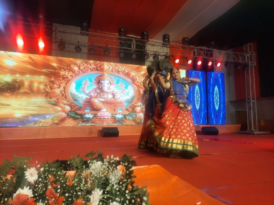 मगहर महोत्सव में सांस्कृतिक कार्यक्रम प्रस्तुत करती कलाकार-संवाद मगहर महोत्सव में सांस्कृतिक कार्यक्रम प्रस्तुत करती कलाकार-संवाद