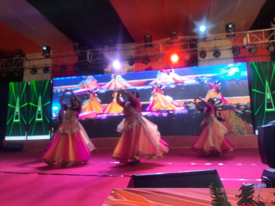 मगहर महोत्सव में सांस्कृतिक कार्यक्रम प्रस्तुत करती कलाकार-संवाद मगहर महोत्सव में सांस्कृतिक कार्यक्रम प्रस्तुत करती कलाकार-संवाद