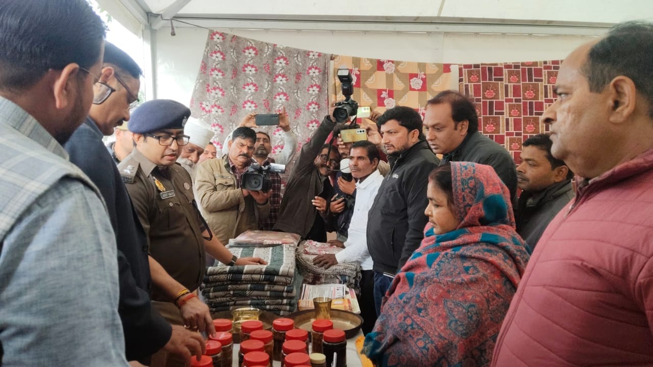 महोत्सव का उद्घाटन करते डीएम और एसपी-स्रोत सूचना महोत्सव का उद्घाटन करते डीएम और एसपी-स्रोत सूचना