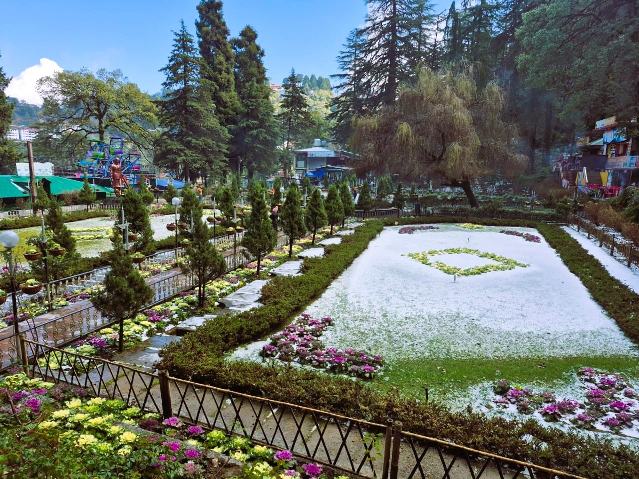 मसूरी में ओलावृष्टि के साथ पड़ी हल्की बर्फ, मौसम में बढ़ी ठंड--संवाद मसूरी में ओलावृष्टि के साथ पड़ी हल्की बर्फ, मौसम में बढ़ी ठंड--संवाद