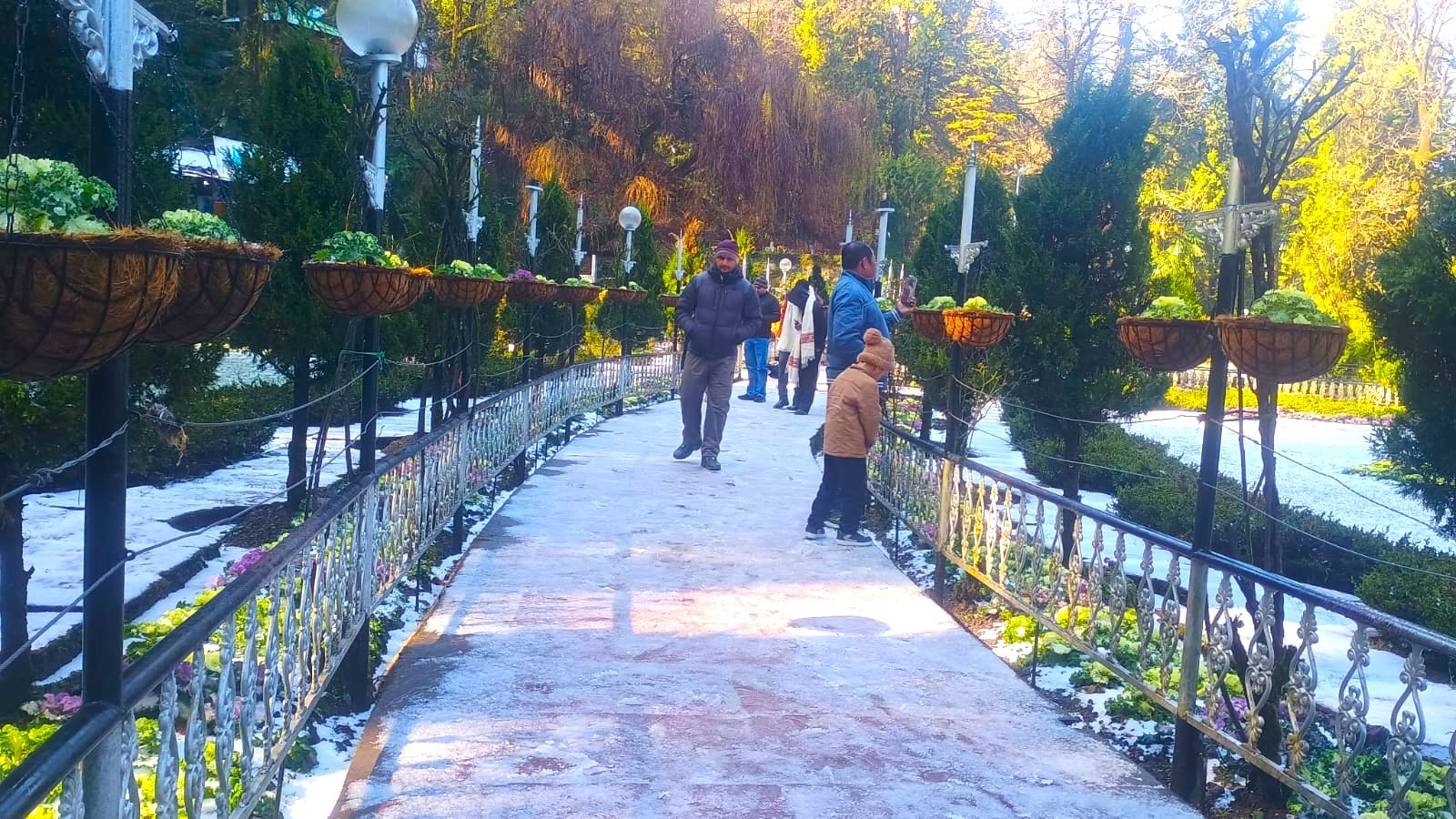 मसूरी में ओलावृष्टि के साथ पड़ी हल्की बर्फ, मौसम में बढ़ी ठंड--संवाद मसूरी में ओलावृष्टि के साथ पड़ी हल्की बर्फ, मौसम में बढ़ी ठंड--संवाद