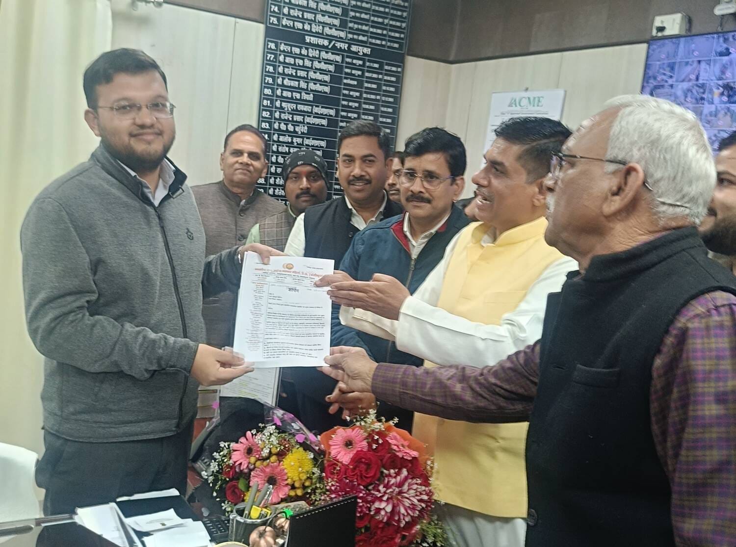 नगर आयुक्त व महापौर को ज्ञापन देते व्यापारी।