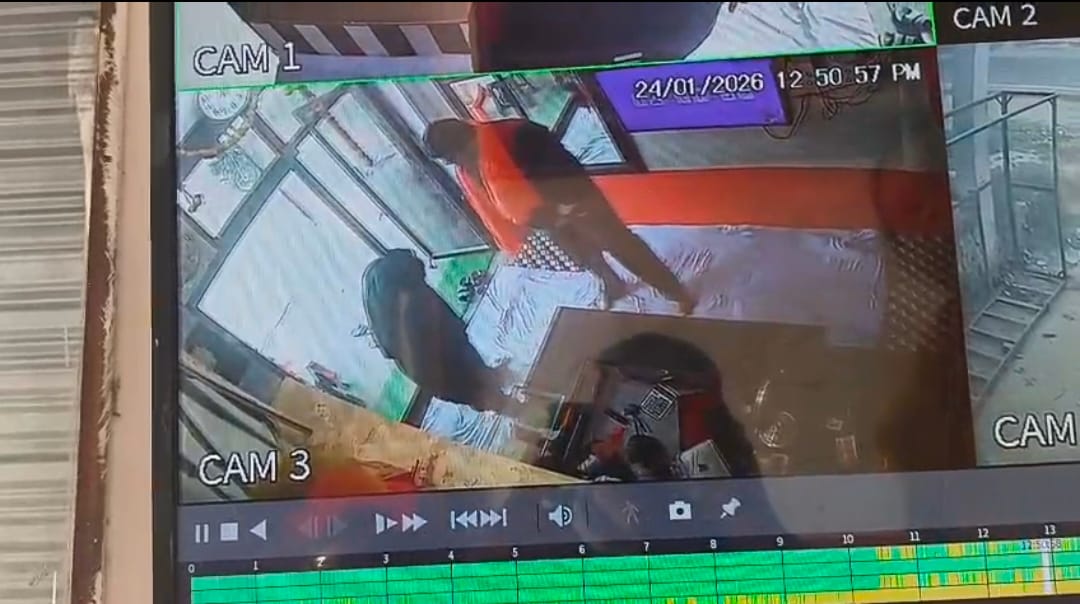पौली में सराफा दुकान में पूछताछ करती पुलिस।संवाद पौली में सराफा दुकान में पूछताछ करती पुलिस।संवाद