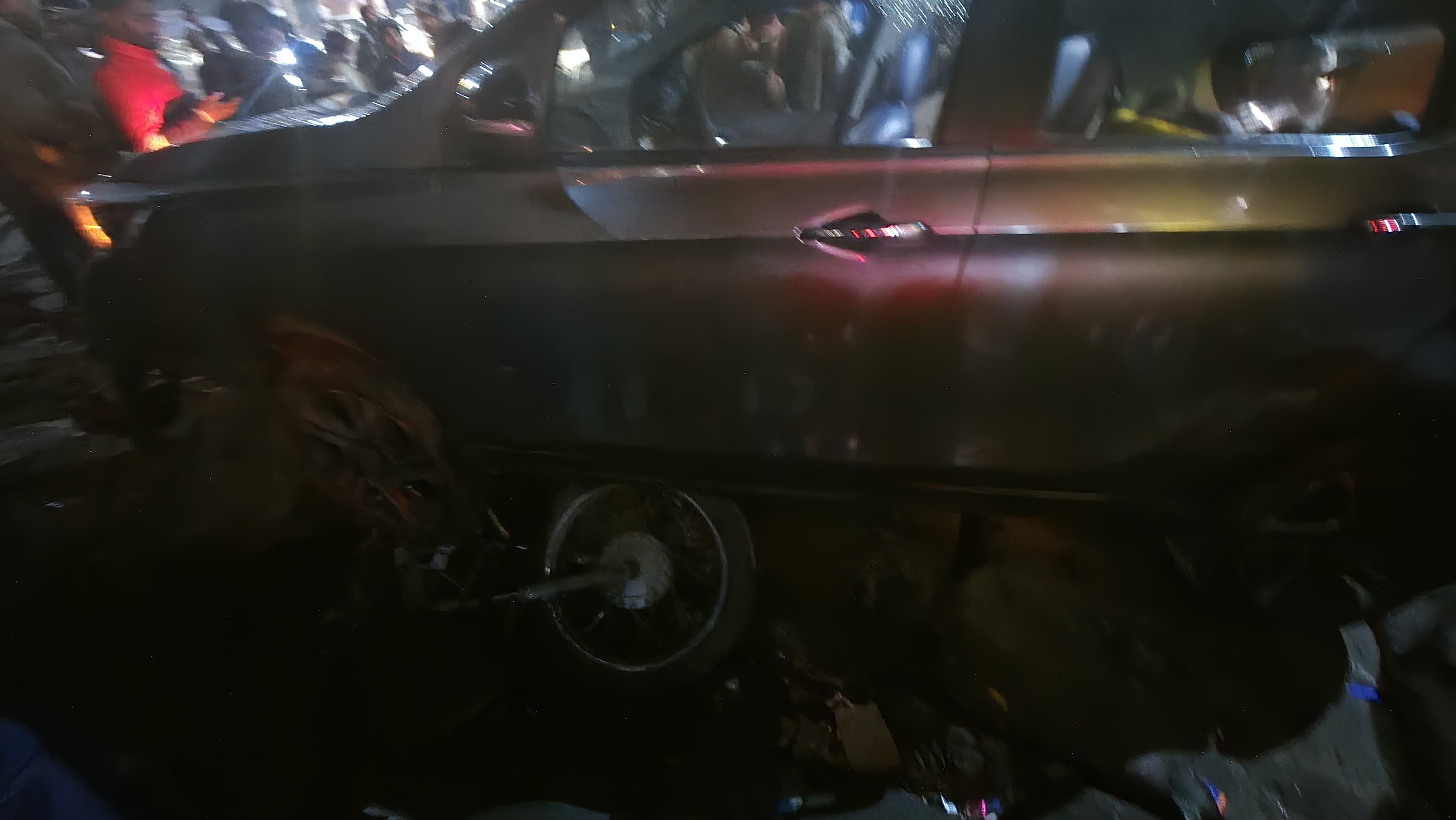 पुलिस की गिरफ्त में आरोपी डंपर चालक व डंपर की टक्कर से बाइक पर चढ़ी कार और मौजूद भीड़।