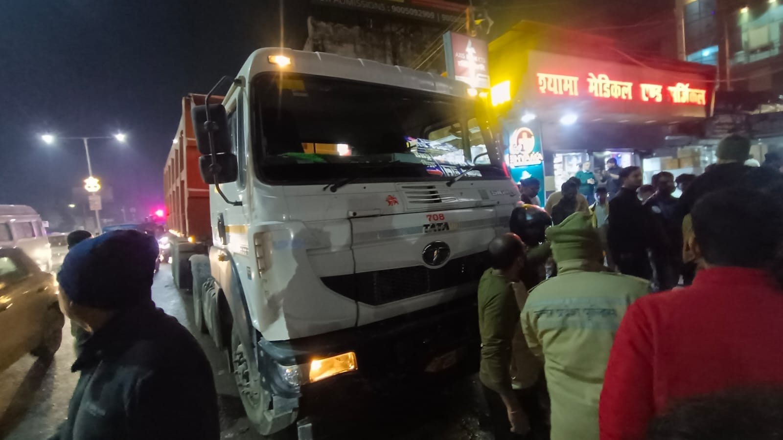 पुलिस की गिरफ्त में आरोपी डंपर चालक व डंपर की टक्कर से बाइक पर चढ़ी कार और मौजूद भीड़।