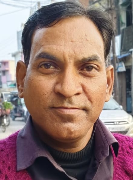 रेलवे स्टेशन के सामने फ्लाई ओवर के पास पूरी सड़क पर फैल कर चल रहे ई रिक्शा के कारण लग रहा जाम। 