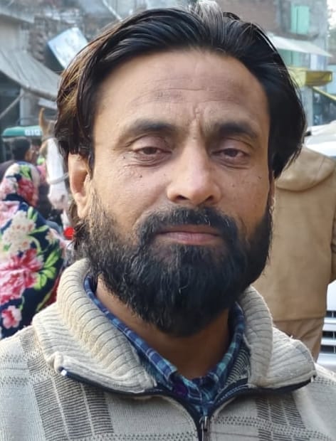 रेलवे स्टेशन के सामने फ्लाई ओवर के पास पूरी सड़क पर फैल कर चल रहे ई रिक्शा के कारण लग रहा जाम। 