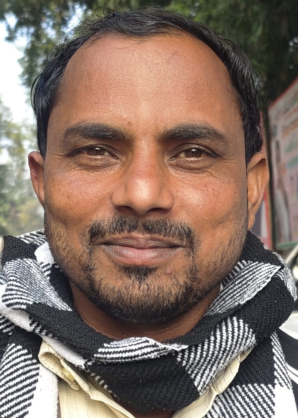 रेलवे स्टेशन के सामने फ्लाई ओवर के पास पूरी सड़क पर फैल कर चल रहे ई रिक्शा के कारण लग रहा जाम। 